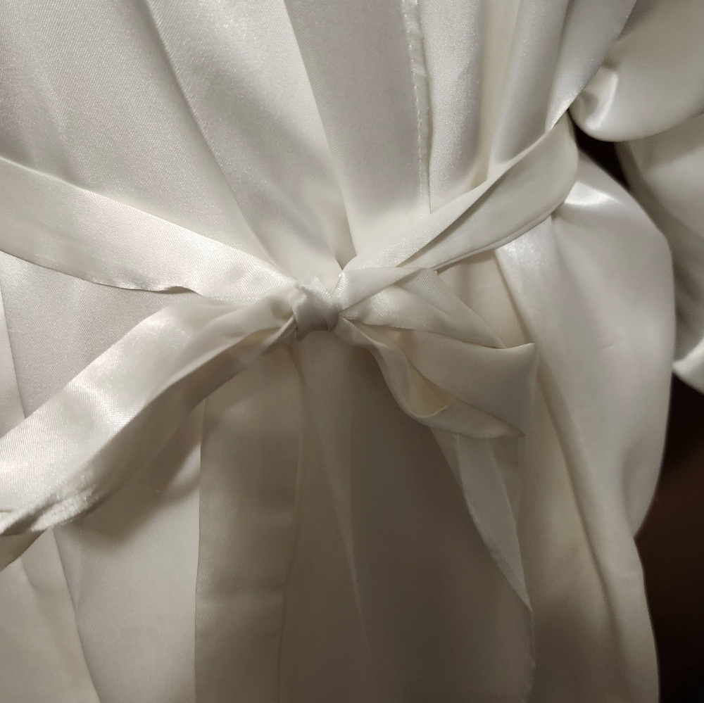 WHITE SATIN ROBE - Picture 3 of 7
